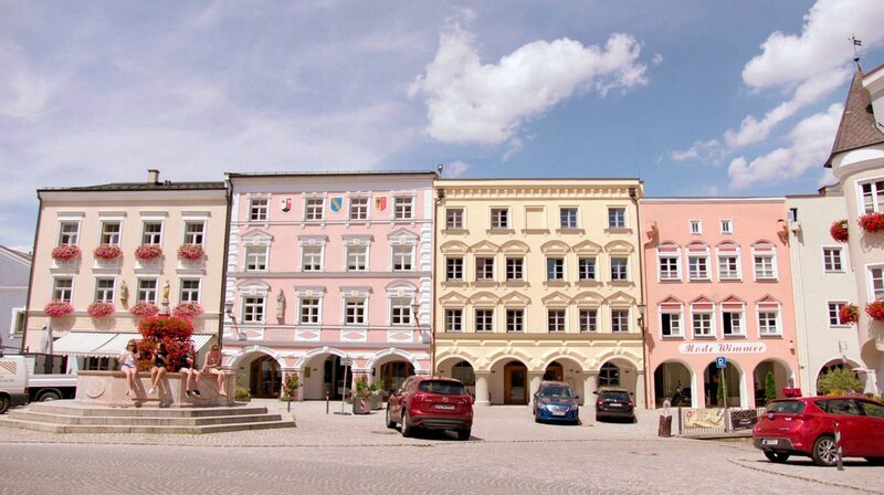 Der Marktplatz in Kraiburg am Inn hat mit seiner Inn-Salzach-Architektur italienisches Flair – Bild: BR/​Petra Schütz