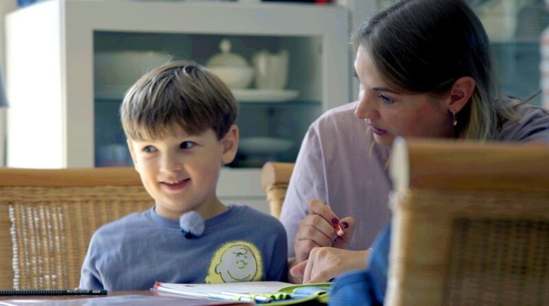 Mit Henry Hausaufgaben machen, ist für Heike Klüsener nervenaufreibend. – Bild: Radio Bremen