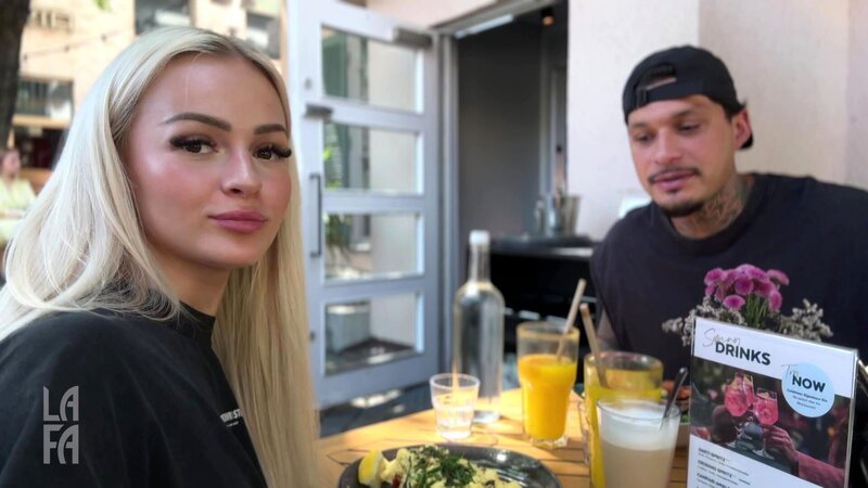 Celina und Yasin haben ein Frühstücksdate und diskutieren die Frage, wer bei einem Date zahlen sollte: der Mann oder die Frau? – Bild: RTLZWEI