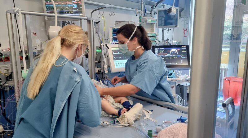 Auf der Intensivstation betreut eine Pflegekraft höchstens zwei Kinder. Die kranken Kinder benötigen eine intensive Pflege rund um die Uhr. – Bild: ZDF und NDR/Stefan Radüg/nahaufnahme.tv. Auf der Intensivstation betreut eine Pflegekraft höchstens zwei Kinder. Die kranken Kinder benötigen eine intensive Pflege rund um die Uhr. – Bild: ZDF und NDR/Stefan Radüg/nahaufnahme.tv.