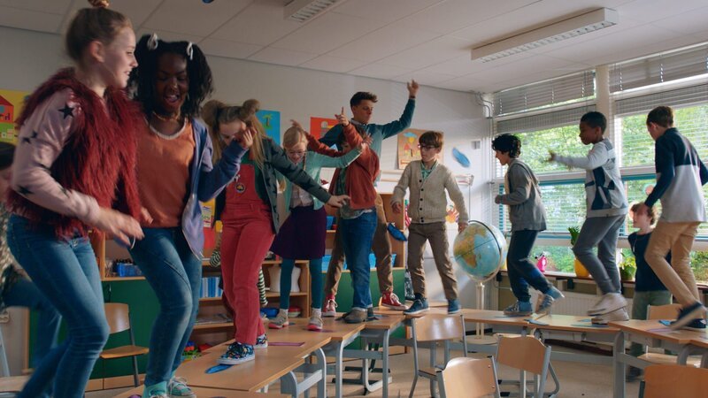 Statt ernsthaft die Tanzschritte für den Schulball einzuüben, hopst Herr Kees (Leendert de Ridder, M.) mit seiner Klasse 6b vergnügt auf den Tischen im Klassenraum herum. Das wird der Schuldirektorin Frau Dreus nicht gefallen. – Bild: ZDF/PV Fiction/Jaap Vrenegoor Statt ernsthaft die Tanzschritte für den Schulball einzuüben, hopst Herr Kees (Leendert de Ridder, M.) mit seiner Klasse 6b vergnügt auf den Tischen im Klassenraum herum. Das wird der Schuldirektorin Frau Dreus nicht gefallen. – Bild: ZDF/PV Fiction/Jaap Vrenegoor