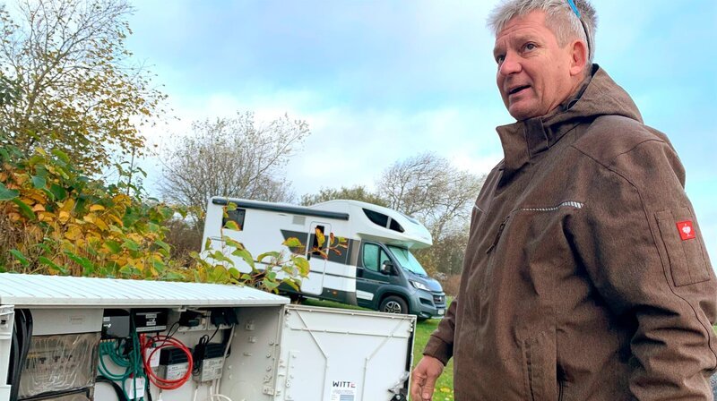 Der Erste Offizier auf dem Campingplatz-Schiff heißt: Jens Vollbrecht. Mann für alles, was auf einem hochmodernen Campingplatz an Schwierigkeiten anfällt. – Bild: NDR/Nicole Wächter Der Erste Offizier auf dem Campingplatz-Schiff heißt: Jens Vollbrecht. Mann für alles, was auf einem hochmodernen Campingplatz an Schwierigkeiten anfällt. – Bild: NDR/Nicole Wächter