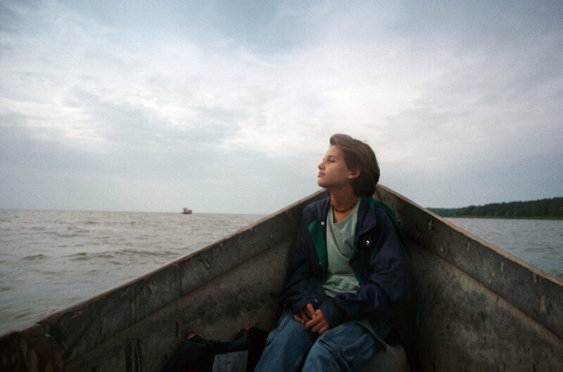 Matter Sommer – Bild: SWR/​Filmakademie Baden-Württemberg /​ Der 13-jährige Linus (Linus Kranich) fährt mit dem Fischer Ar?nas aufs Wasser, um Fische zu fangen.