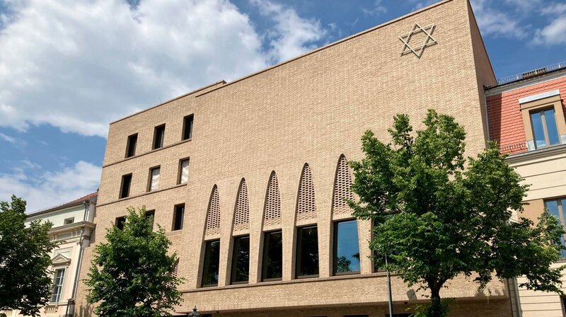 Potsdam bekommt ein Synagogenzentrum. Am 4. Juli 2024 wird der Neubau in unmittelbarer Nähe des Landtags feierlich eröffnet. Zum Festakt werden u. a. Bundespräsident Frank-Walter Steinmeier, der Präsident des Zentralrats der Juden in Deutschland, Josef Schuster, und Brandenburgs Ministerpräsident Dietmar Woidke erwartet. – Synagogenzentrum Potsdam. – Bild: rbb
