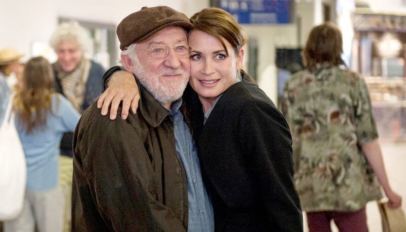 Edek Rotwachs (Dieter Hallervorden) kehrt zur Freude seiner Tochter Ruth (Anja Kling) nach Berlin zurück. – Bild: ARD Degeto/​Tivoli Film/​Julia Terjung