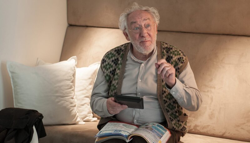 Zeitlebens ein Macher mit „Chuzpe“: Edek Rotwachs (Dieter Hallervorden) langweilt sich und möchte ich der Agentur seiner Tochter mitarbeiten. – Bild: ARD Degeto/Tivoli Film/Julia Terjung Zeitlebens ein Macher mit „Chuzpe“: Edek Rotwachs (Dieter Hallervorden) langweilt sich und möchte ich der Agentur seiner Tochter mitarbeiten. – Bild: ARD Degeto/Tivoli Film/Julia Terjung