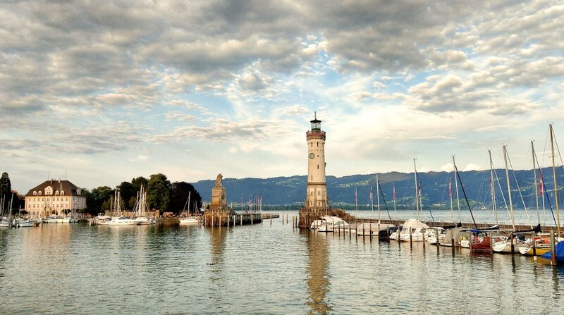 Im Hafen von Lindau am Bodensee steht der einzige Leuchtturm in Bayern. Hier starten Anne Willmes und Daniel Aßmann ihre Reise entlang der Deutschen Alpenstraße. – Bild: Norman Born /​ WDR /​ WDR/​Norman Born