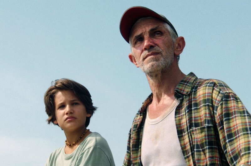Matter Sommer – Bild: SWR/​Filmakademie Baden-Württemberg /​ Der 13-jährige Linus (Linus Kranich, li.) und der Fischer Ar?nas (Ar?nas Pakulevi?ius, re.) schauen nach dem morgendlichen Fischfang aufs Wasser.