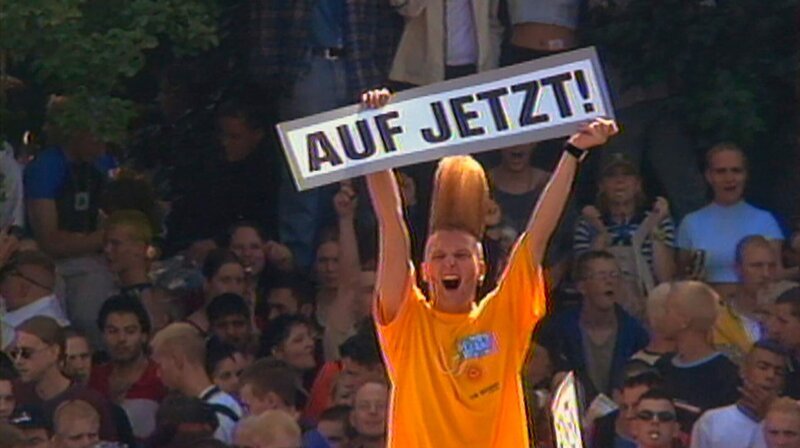 Die Loveparade hat eine ganze Generation geprägt. Die Bilder gingen um die Welt. 1999 tanzten anderthalb Millionen Menschen auf den Straßen von Berlin – es war die größte Party aller Zeiten. Der Film erzählt die Geschichte des Berliner „Techno-Woodstocks“. Sex, Drugs & Techno – mit 135 Beats pro Minute. – Raver auf der Loveparade. – Bild: rbb Die Loveparade hat eine ganze Generation geprägt. Die Bilder gingen um die Welt. 1999 tanzten anderthalb Millionen Menschen auf den Straßen von Berlin – es war die größte Party aller Zeiten. Der Film erzählt die Geschichte des Berliner „Techno-Woodstocks“. Sex, Drugs & Techno – mit 135 Beats pro Minute. – Raver auf der Loveparade. – Bild: rbb