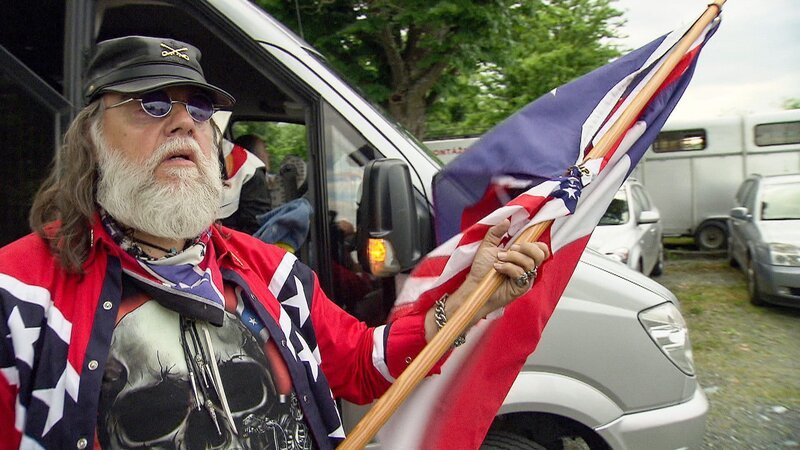 „Fast im Wilden Westen“, Cowboys und Indianer, Pferdeäpfel und Colt-Attrappen, Südstaaten-Generäle und ihre Ladys. Saloons, Hüte, Stiefel, Sporen, ab und zu ein Schluckerl Whiskey, aber alles historisch absolut korrekt. Sogar die Limonade wird nach einem Original-Rezept aus dem Jahre 1860 gebraut. Im Verborgenen existiert in Österreich eine Parallel-Welt. Eine Schar Menschen, deren Herzen vollständig von der Wild-West-Welt erfasst ist. Im wirklichen Leben sind sie Nachtwächter, Verkäuferinnen, Altenpfleger, Installateure oder Pensionisten. Aber zu bestimmten Anlässen, und die finden sich zum Glück häufig, schlüpfen sie in eine andere Haut, leben sie ihre zweite Existenz. „Land der Cowboys“ taucht tief in die skurrile Welt der verschworenen Wild-West-Szene in Österreich ein. SENDUNG: ORF2 – SO – 20.08.2017 – 22:55 UHR. – Veroeffentlichung fuer Pressezwecke honorarfrei ausschliesslich im Zusammenhang mit oben genannter Sendung oder Veranstaltung des ORF bei Urhebernennung. Foto: ORF/​Felix Breisach Medienwerkstatt. Anderweitige Verwendung honorarpflichtig und nur nach schriftlicher Genehmigung der ORF-Fotoredaktion. Copyright: ORF, Wuerzburggasse 30, A-1136 Wien, Tel. +43-(0)1–87878–13606 – Bild: ORF