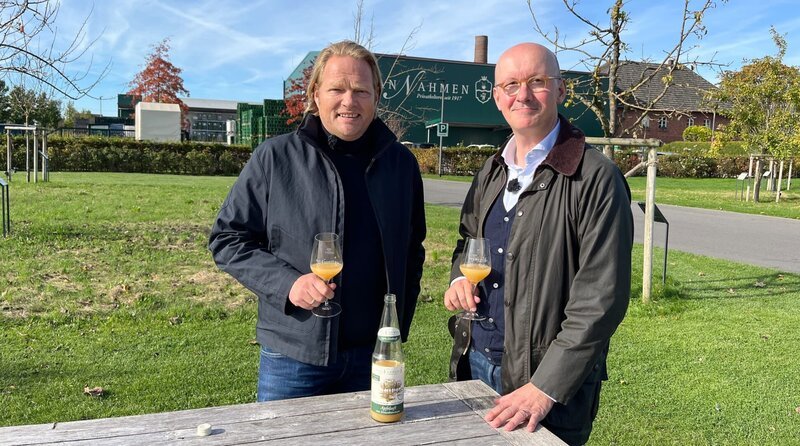 Björn Freitag (l.) probiert den sortenreinen Apfelsaft von Saftkelterer Peter van Nahmen (r.) – Bild: WDR/​solisTV/​Joshua Stolz