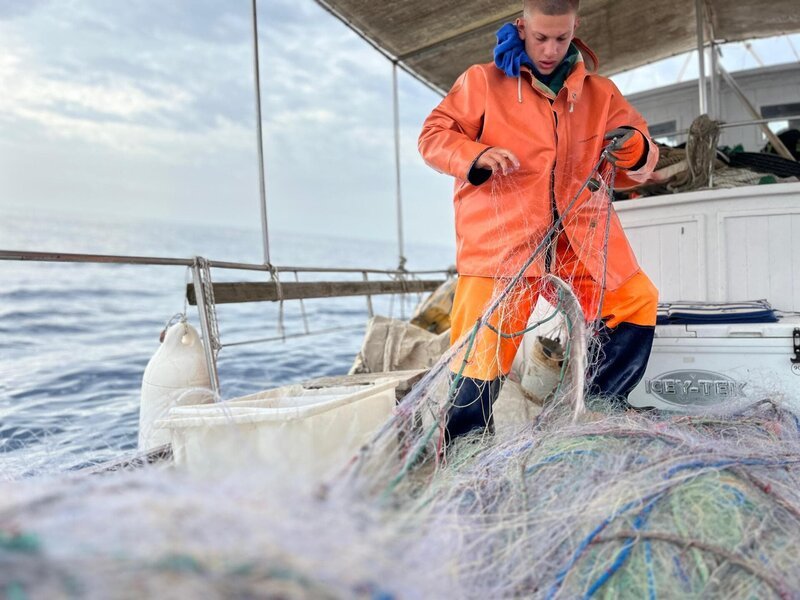 Auf dem Fischerboot von Danilo Skoko wird noch jeden Tag regionaler Fisch gefangen. – Bild: Susanne Fiedler /​ BR