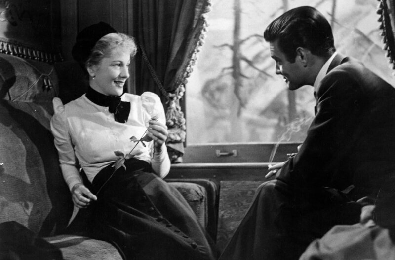 Sie versucht ihm schöne Augen zu machen: Die schüchterne Lisa Berndle (Joan Fontaine) hat sich in den Pianisten Stefan Brand (Louis Jourdan) verliebt. – Bild: ARTE F /​ © Universal Pictures /​ © Universal Pictures