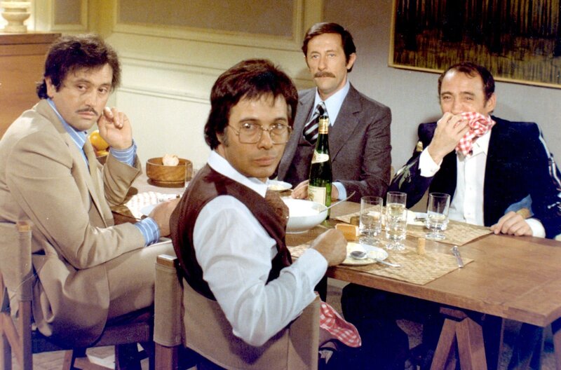 Ein Elefant irrt sich gewaltig – Bild: Gaumont International/​La Guéville /​ Bouly (Victor Lanoux), Simon (Guy Bedos), Étienne (Jean Rochefort) und Daniel (Claude Brasseur, v.l.) sind enge Freunde und verbringen gerne Zeit miteinander.