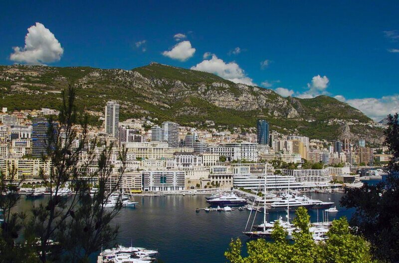 Monaco: Der Stadtstaat an der französischen Mittelmeerküste ist für seine luxuriösen Jachthäfen und Casinos bekannt. – Bild: Elephant Doc /​ Monaco: Der Stadtstaat an der französischen Mittelmeerküste ist für seine luxuriösen Jachthäfen und Casinos bekannt.