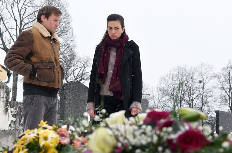Mike (Anton Spieker) trifft Sylvie (Laura de Boer) an Finns Grab. – Bild: ZDF und Barbara Bauriedl. Mike (Anton Spieker) trifft Sylvie (Laura de Boer) an Finns Grab. – Bild: ZDF und Barbara Bauriedl.
