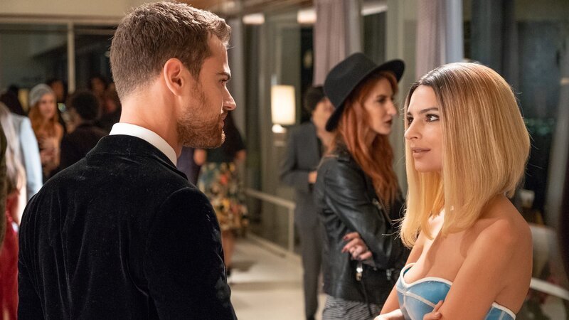 Ein perfekt harmonierendes Gaunerpärchen (Emily Ratajkowski; Theo James) will gemeinsam einen großen Coup im Kunstraub landen. – Bild: RTL Zwei