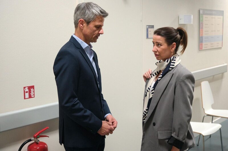 Benedikt (Jens Hajek) und Ute (Isabell Hertel) erfahren fassungslos, dass Patrizia womöglich nicht mehr aufwacht. +++ – Bild: RTL /​ Stefan Behrens