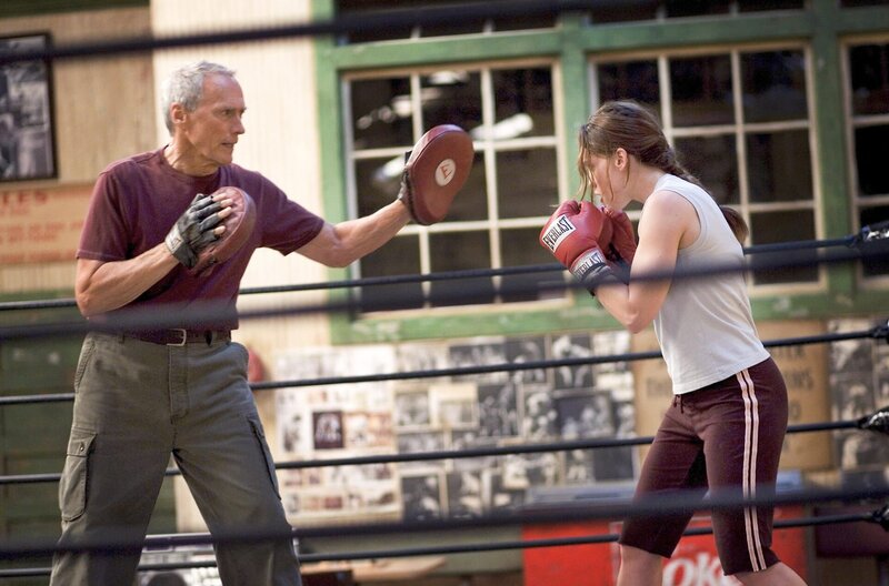 Million Dollar Baby – Bild: Warner Bros. Entertainment /​ Üben, üben, üben: Frankie (Clint Eastwood) trainiert mit Maggie (Hilary Swank).