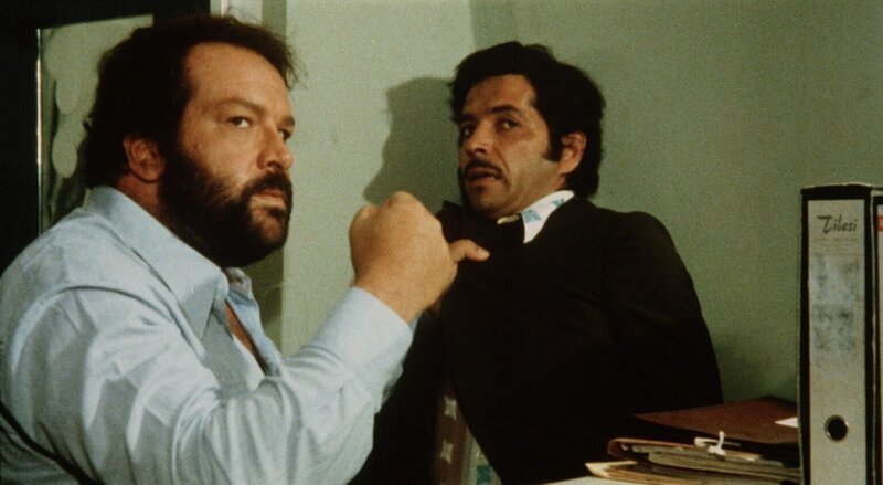 Wenn Kommissar Rizzo (Bud Spencer, l.) alias „Plattfuß“ anrückt, machen Neapels böse Buben schnell die Düse … – Bild: port.hu