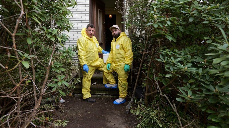 Tatortreiniger Thomas (l.) nimmt Jobtester Markus (r.) zu einem Spezialeinsatz in einer Messie-Wohnung in Berlin mit. – Bild: MDR/​Alexander Friederici