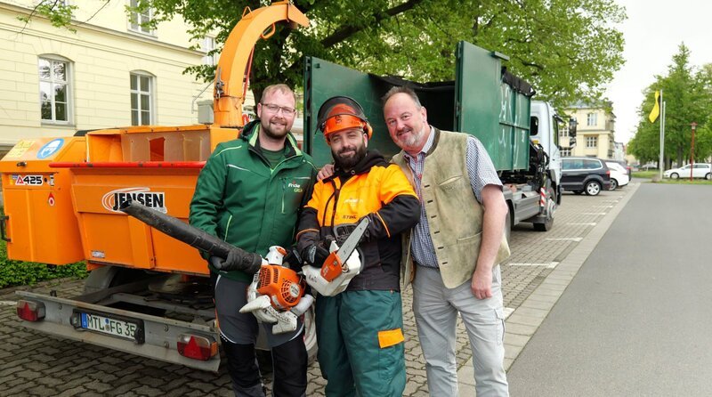 Die beiden Baumpfleger Seb (l.) und Andreas (r.) rücken mit Jobtester Markus (Mitte) einer Linde in Wurzen zu Leibe. – Bild: MDR/​Alexander Friederici