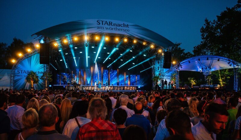 Barbara Schöneberger & Alfons Haider präsentieren die „Starnacht am Wörthersee“ im MDR. In traumhafter Naturkulisse – Open Air am schönen Wörthersee in Kärnten/​ Österreich – Bild: MDR/​ORF/​ipmedia/​Peter Krivograd