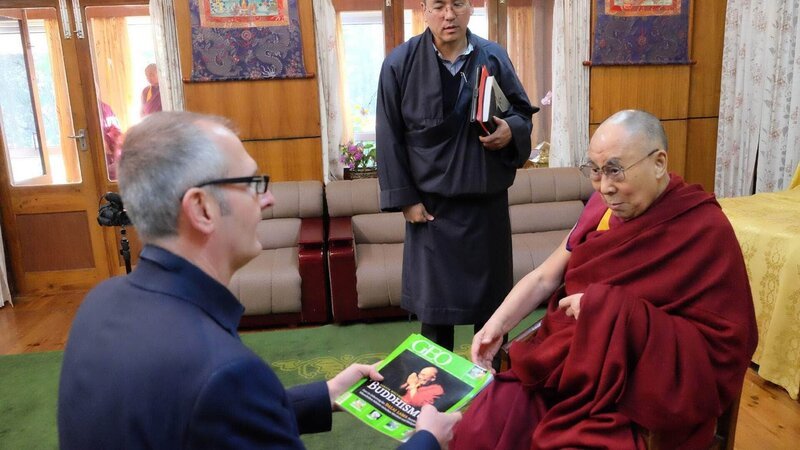 Nicht einmal der Papst traut sich noch, das Oberhaupt der Tibeter zu empfangen. In den letzten Jahren ist es der chinesischen Regierung gelungen, den Dalai Lama mehr und mehr von der Weltbühne zu drängen. Ist der Friedensnobelpreisträger mit seinem Weg der Versöhnung gescheitert? Ein Team von GEO Television hat den Dalai Lama im indischen Dharamsala zum Interveiw getroffen und zieht Bilanz. – Bild: Geo Television / Dorothea Riecker Nicht einmal der Papst traut sich noch, das Oberhaupt der Tibeter zu empfangen. In den letzten Jahren ist es der chinesischen Regierung gelungen, den Dalai Lama mehr und mehr von der Weltbühne zu drängen. Ist der Friedensnobelpreisträger mit seinem Weg der Versöhnung gescheitert? Ein Team von GEO Television hat den Dalai Lama im indischen Dharamsala zum Interveiw getroffen und zieht Bilanz. – Bild: Geo Television / Dorothea Riecker