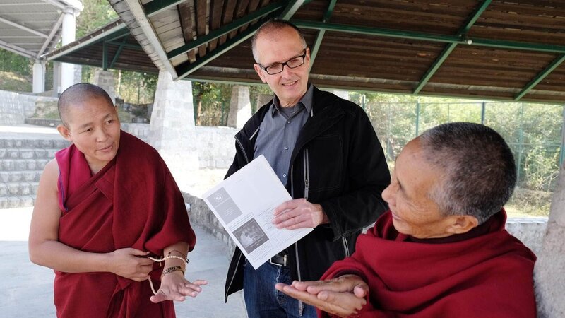 Florian Hanig, zu Besuch beim Dalai Lama im indischen Dharamsala, unterhält sich mit Mönchen. – Bild: Geo Television /​ Dorothea Riecker