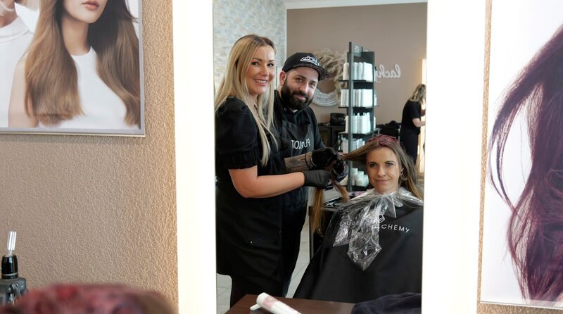 Star-Friseurin Jennifer (l.) und Star-Jobtester Markus (r.) verpassen Mandy (sitzend) im Haaratelier in Arnstadt eine neue Färbung. – Bild: MDR/​Alexander Friederici