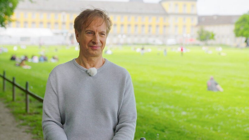 Schauspieler Ingolf Lück im Bonner Hofgarten. – Bild: ZDF und Moritz Königstedt./Moritz Königstedt Schauspieler Ingolf Lück im Bonner Hofgarten. – Bild: ZDF und Moritz Königstedt./Moritz Königstedt