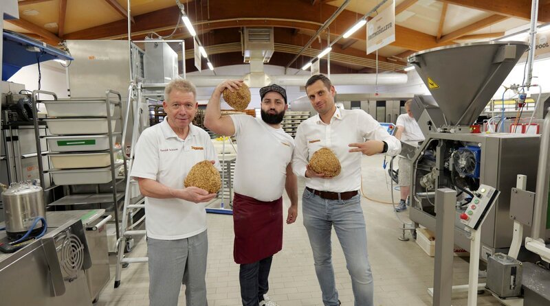 Jobtester Markus (Mitte) unterstützt die beiden Bäcker Gerald (l.) und Tino (r.) in ihrer Backstube im thüringischen Frömmstedt. – Bild: MDR/​Alexander Friederici