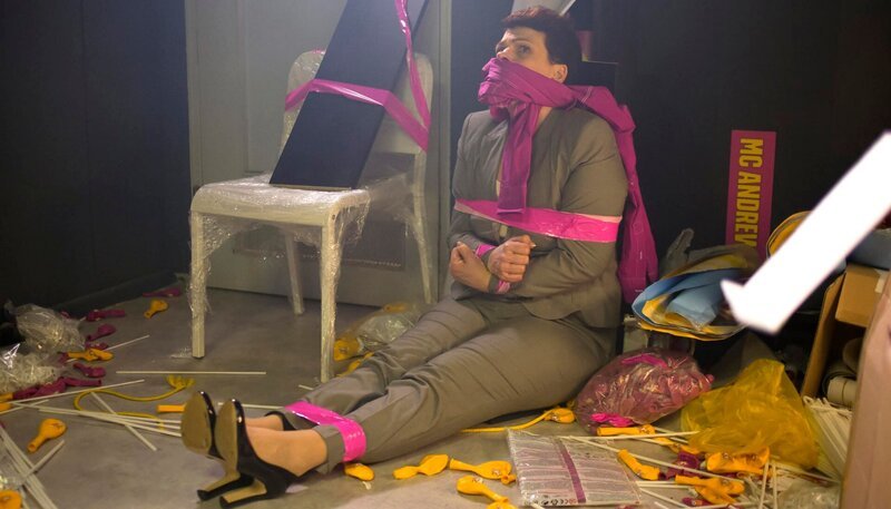 Konzernchefin Brenda (Gayle Tufts) hat sich die Eröffnung ihres 999. Elektromarktes anders vorgestellt. – Bild: ARD Degeto/Dennis Pauls Konzernchefin Brenda (Gayle Tufts) hat sich die Eröffnung ihres 999. Elektromarktes anders vorgestellt. – Bild: ARD Degeto/Dennis Pauls