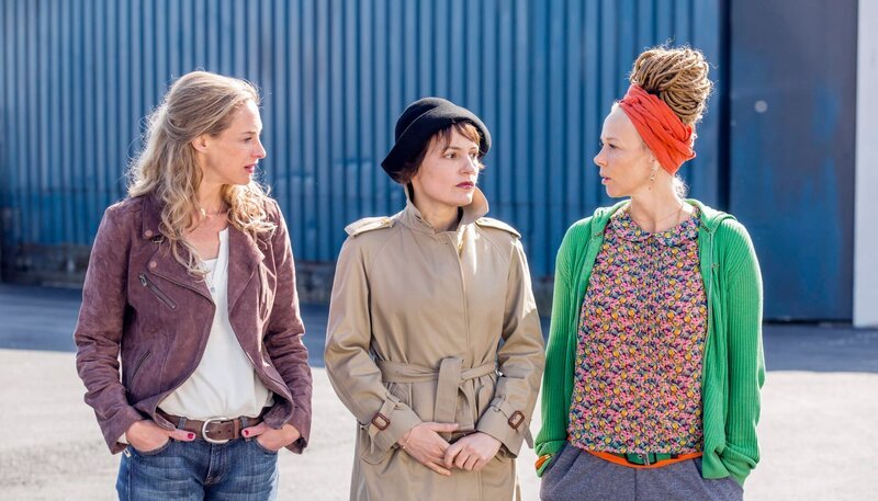 Alice (Sophie von Kessel, li.), Sascha (Nicolette Krebitz, Mitte) und Karla (Katja Riemann) planen ein Comeback mit ihrer Girl-Band „ChiX“ und wollen ihr Revival am Ort ihres größten Erfolgs feiern, in „Roy’s Club“. – Bild: ARD Degeto/​Frank Dicks
