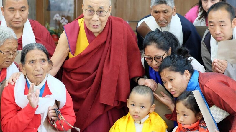 Nicht einmal der Papst traut sich noch, das Oberhaupt der Tibeter zu empfangen. In den letzten Jahren ist es der chinesischen Regierung gelungen, den Dalai Lama mehr und mehr von der Weltbühne zu drängen. Ist der Friedensnobelpreisträger mit seinem Weg der Versöhnung gescheitert? Ein Team von GEO Television hat den Dalai Lama im indischen Dharamsala zum Interveiw getroffen und zieht Bilanz. – Bild: Geo Television / Dorothea Riecker Nicht einmal der Papst traut sich noch, das Oberhaupt der Tibeter zu empfangen. In den letzten Jahren ist es der chinesischen Regierung gelungen, den Dalai Lama mehr und mehr von der Weltbühne zu drängen. Ist der Friedensnobelpreisträger mit seinem Weg der Versöhnung gescheitert? Ein Team von GEO Television hat den Dalai Lama im indischen Dharamsala zum Interveiw getroffen und zieht Bilanz. – Bild: Geo Television / Dorothea Riecker