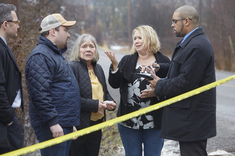 Hope’Äôs family with Detective Burns talk with Detective Burns behind police tape – Bild: Arrow International Media Ltd /​ Saloon Media Lizenzbild frei