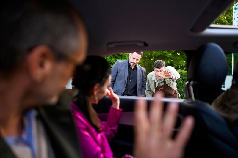 Lucie schlägt sich entschieden auf Justus’ (Matthias Brüggenolte) Seite. Von links: Richard (Silvan-Pierre Leirich), Simone (Tatjana Clasing), Justus (Matthias Brüggenolte), Ben (Jörg Rohde). – Bild: RTL /​ Julia Feldhagen