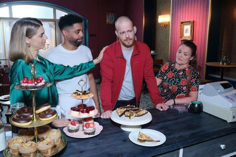 Tobias (Patrick Müller, 2.v.r.) holt sich verzweifelt Unterstützung für die Suche nach Stinker. Links Stella (Bettine Langehein) und Theo (Julius Dombrink), rechts Nadine (Floriane Eichhorn). – Bild: RTL /​ Stefan Behrens