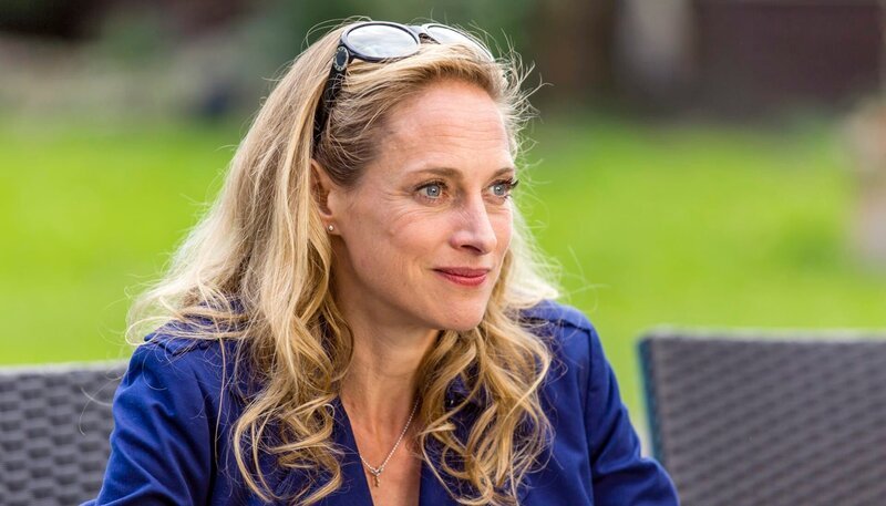 Alice (Sophie von Kessel) lebt im Wunderland – so sagt ihre große Schwester Karla. Ist das nur Neid? Immerhin ist Alice als Model immer noch sehr gut im Geschäft, hat Ehemann und Kinder und wohnt in einem luxuriösen Anwesen. – Bild: ARD Degeto/​Frank Dicks