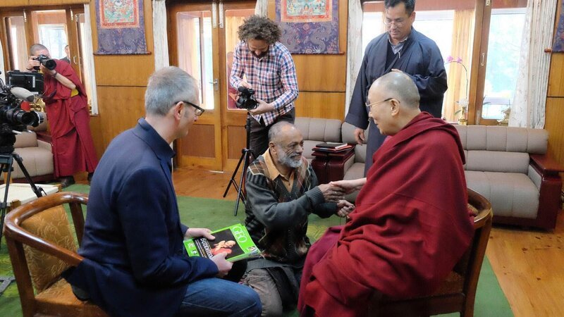 Nicht einmal der Papst traut sich noch, das Oberhaupt der Tibeter zu empfangen. In den letzten Jahren ist es der chinesischen Regierung gelungen, den Dalai Lama mehr und mehr von der Weltbühne zu drängen. Ist der Friedensnobelpreisträger mit seinem Weg der Versöhnung gescheitert? Ein Team von GEO Television hat den Dalai Lama im indischen Dharamsala zum Interveiw getroffen und zieht Bilanz. – Bild: Geo Television / Dorothea Riecker Nicht einmal der Papst traut sich noch, das Oberhaupt der Tibeter zu empfangen. In den letzten Jahren ist es der chinesischen Regierung gelungen, den Dalai Lama mehr und mehr von der Weltbühne zu drängen. Ist der Friedensnobelpreisträger mit seinem Weg der Versöhnung gescheitert? Ein Team von GEO Television hat den Dalai Lama im indischen Dharamsala zum Interveiw getroffen und zieht Bilanz. – Bild: Geo Television / Dorothea Riecker