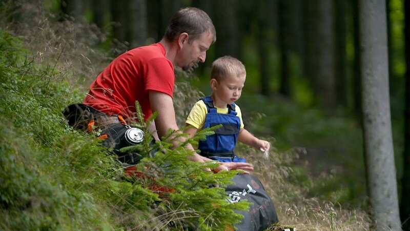 Herr Stelzer mit dem Sohn bei der Baumpflege. – Bild: ORF Herr Stelzer mit dem Sohn bei der Baumpflege. – Bild: ORF