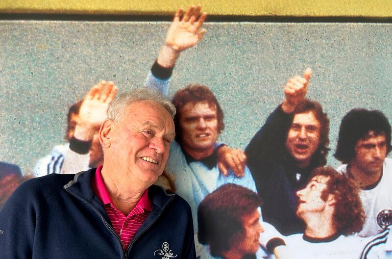 Sepp Maier bei den Dreharbeiten zur Doku „Heimspiel – die erste Fußball-WM in Deutschland“. Weiteres Bildmaterial finden Sie unter www.br-foto.de. – Bild: BR/​Christoph Nahr