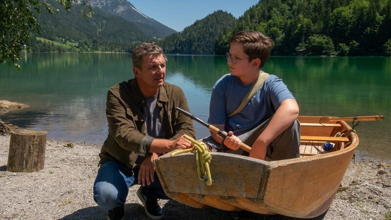 Sammy Federer (Emil Knapp, r.) leidet unter starken Kopfschmerzen, verbunden mit besorgniserregenden Symptomen. Kann Dr. Martin Gruber (Hans Sigl, l.) die Ursache dafür herausfinden? – Bild: ZDF und Erika Hauri./​Erika Hauri