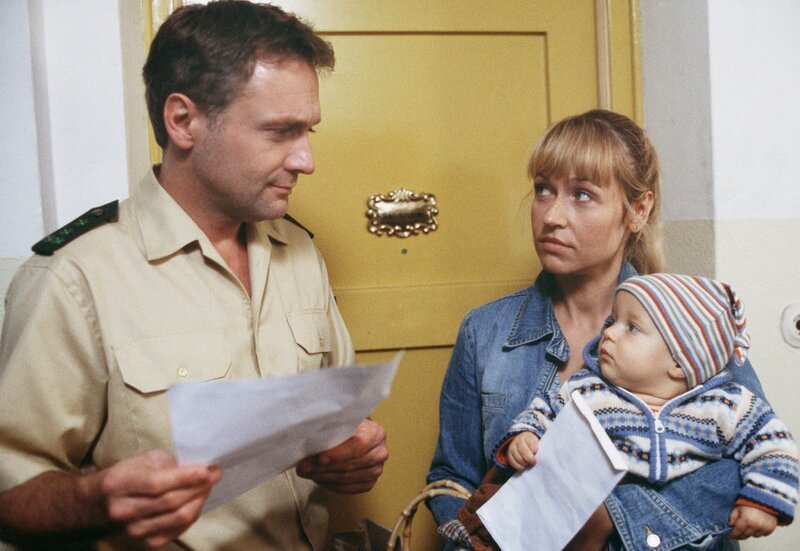 Der Polizist Leo (Bernhard Schir) bietet seiner Nachbarin Antonia (Anica Dobra) an, auf ihren kleinen Sohn Felix (Maximilian und Matthias Bäumler) aufzupassen. – Bild: HR/Degeto/Joachim Bischoff Der Polizist Leo (Bernhard Schir) bietet seiner Nachbarin Antonia (Anica Dobra) an, auf ihren kleinen Sohn Felix (Maximilian und Matthias Bäumler) aufzupassen. – Bild: HR/Degeto/Joachim Bischoff