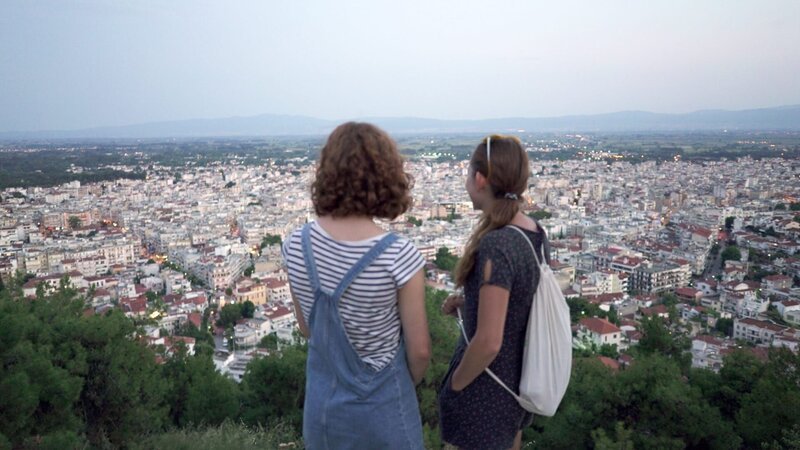 Abenteuer Erasmus – Karo and Vera aus Köln sind für ein Auslands-Semester in Serres in Griechenland – Millionen junge Menschen wie sie sind mit dem Erasmus-Programm in ein anderes EU-Land gegangen um zu studieren. – Bild: ORF/Films Transit International Inc. Abenteuer Erasmus – Karo and Vera aus Köln sind für ein Auslands-Semester in Serres in Griechenland – Millionen junge Menschen wie sie sind mit dem Erasmus-Programm in ein anderes EU-Land gegangen um zu studieren. – Bild: ORF/Films Transit International Inc.