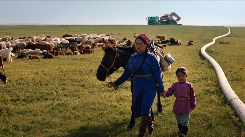 Mitten in der mongolischen Steppe lebt der elfjährige Amra mit seiner Mutter Zaya, seinem Vater Erdebe und seiner kleinen Schwester Altaa ein traditionelles Nomadenleben. Während sich Zaya um die Herde kümmert, arbeitet Erdene als Mechaniker und verkauft den selbstgemachten Käse auf dem lokalen Markt. Ihr friedliches und ursprüngliches Leben wird durch das Eindringen internationaler Bergbauunternehmen bedroht, die nach Gold suchen und den Lebensraum der Nomaden dabei rücksichtslos zerstören. – Foto: Die Bagger der Baukonzerne rücken an. – Bild: rbb/​Talal Khoury