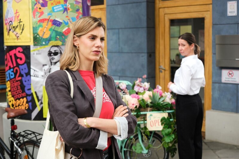 Stella (Bettine Langehein, l.) ist besorgt, weil es zwischen Ute (Isabell Hertel) und Patrizia offenbar knirscht. – Bild: RTL /​ Stefan Behrens