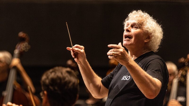 Über 500 Blasmusiker und Blasmusikerinnen folgten der Einladung, Sir Simon Rattle (im Bild) und das Symphonieorchester des Bayerischen Rundfunks bei einer Probe von Mahlers 6. Symphonie zu besuchen. In der Isarphilharmonie verfolgten Ensembles, die sich für eine Teilnahme am „Symphonischen Hoagascht“ beworben hatten, aufmerksam das Probengeschehen. – Bild: Markus Konvalin / BR / BR/Markus Konvalin Über 500 Blasmusiker und Blasmusikerinnen folgten der Einladung, Sir Simon Rattle (im Bild) und das Symphonieorchester des Bayerischen Rundfunks bei einer Probe von Mahlers 6. Symphonie zu besuchen. In der Isarphilharmonie verfolgten Ensembles, die sich für eine Teilnahme am „Symphonischen Hoagascht“ beworben hatten, aufmerksam das Probengeschehen. – Bild: Markus Konvalin / BR / BR/Markus Konvalin