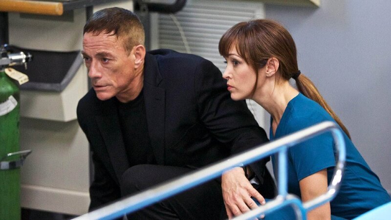 Phillip (Jean-Claude Van Damme) und Suzanne (Autumn Reeser) Die Verwendung des sendungsbezogenen Materials ist nur mit dem Hinweis und Verlinkung auf RTL+ gestattet. – Bild: RTL / © 2017 Kill Em All Productions Phillip (Jean-Claude Van Damme) und Suzanne (Autumn Reeser) Die Verwendung des sendungsbezogenen Materials ist nur mit dem Hinweis und Verlinkung auf RTL+ gestattet. – Bild: RTL / © 2017 Kill Em All Productions