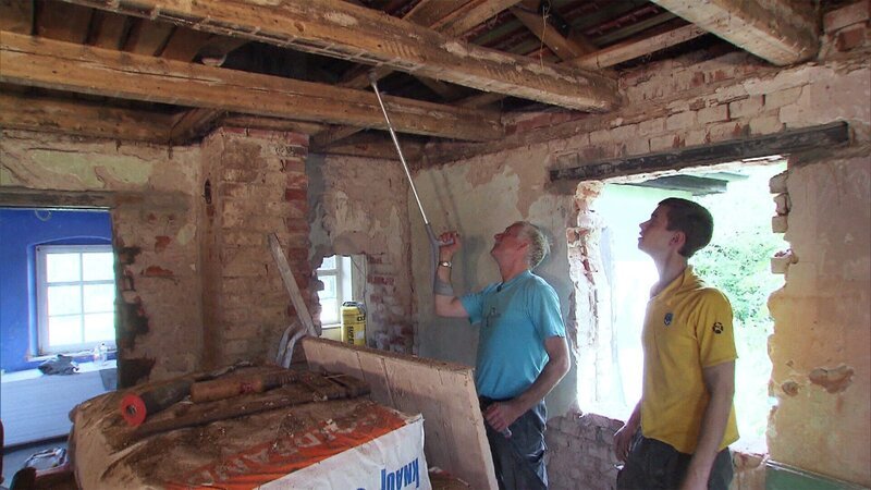 Zunächst läuft die Sanierung des Häuschens nach Plan, bis Ehemann Stephan (li.) eine beunruhigende Entdeckung macht: der Holzwurm hat den Dachstuhl nahezu aufgefressen. – Bild: RTL II